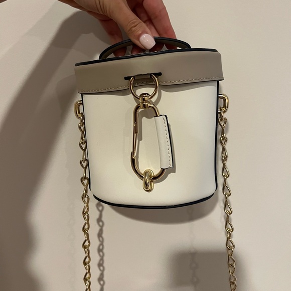 Zac Posen leather hand bag / cross body. Bucket bag style. Never used - Picture 1 of 3